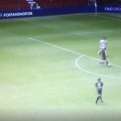 De película: el equipo en cuadro por lesiones y sale el asistente a jugar con 40 años