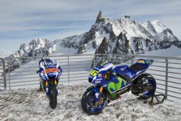 Sesi¨®n de fotos de la Yamaha YZR-M1s de Jorge Lorenzo y Valentino Rossi en Punta Helbronner con el Mont Blanc (4,810 m) de fondo.