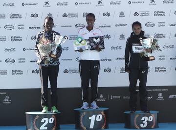 Ashete Dido se proclamó vencedora de la maratón en la categoría femenina gracias a un tiempo de 2.21:12. 