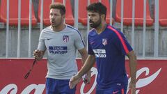 Simeone, durante un entrenamiento de esta semana, dando indicaciones a Costa.