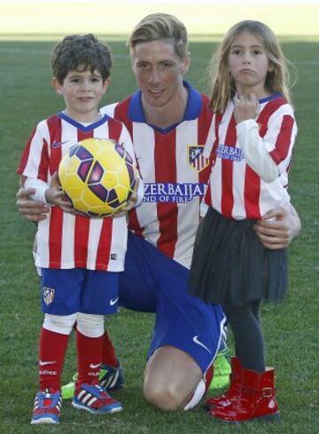 Fernando Torres con sus dos hijos en su regreso al Atlético de Madrid.