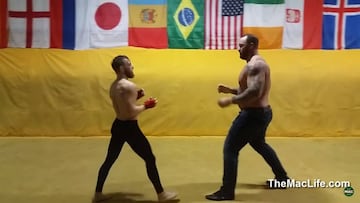 Conor McGregor entrenando con el atleta y actor island&eacute;s Hafth&oacute;r J&uacute;l&iacute;us Bj&ouml;rnsson que encarna a &quot;La Monta&ntilde;a&quot; en &quot;Juego de Tronos&quot;.