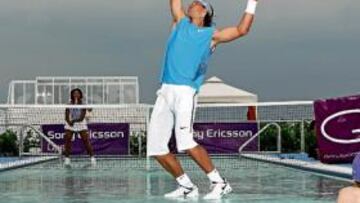 <b>CAMINANDO SOBRE EL AGUA. </b>Se dice que Nadal puede hacer milagros: en Miami camina y saca sobre las aguas, ante Serena Williams.