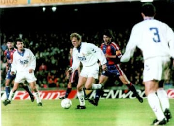 Robert Prosinecki. El primer croata en formar parte de la entidad blanca, y el único de ellos que no dio un buen rendimiento. Llegó en 1991 como campeón de Europa, procedente del Estrella Roja, y en los tres años que estuvo en el Real Madrid disputó un total de 73 partidos, en los que anotó 12 goles.  