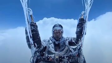 Peng Yujiang, completamente congelado sobre las nubes volando en parapente