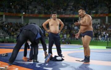 El desnudo como protesta de los entrenadores de Mongolia