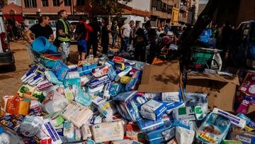 Varias personas organizan los donativos que varias personas han hecho para los afectados por la DANA, a 1 de noviembre de 2024, en Paiporta, Valencia, Comunidad Valenciana (España). El sexto balance de fallecidos por el paso de la DANA por la provincia de Valencia deja 202 víctimas mortales. Desde última hora de este martes se activó el Procedimiento de Múltiples Víctimas, que está realizando los balances facilitados a través de la información recibida de los distintos cuerpos y fuerzas de seguridad y emergencias. Además, los daños materiales son incontables con carreteras cortadas y zonas aisladas por el agua, el barro y los corrimientos de tierra. Aproximadamente 23.000 personas continúan sin suministro eléctrico en la provincia de Valencia a causa del temporal de la DANA, tras haberlo recuperado más de 132.000 afectados desde el miércoles, el 85 por ciento de los inicialmente perjudicados. Esta DANA es la catástrofe atmosférica más trágica que se haya registrado en España en más de medio siglo.
01 NOVIEMBRE 2024;DANA;CATASTROFE;FALLECIDOS;
Rober Solsona / Europa Press
01/11/2024