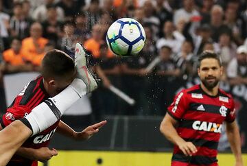 Acción entre el jugador del Corinthians Douglas y del Flamengo Leo Duarte.