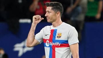 Barcelona's Polish forward Robert Lewandowski reacts as he is expulsed from the pitch after receiving a second yellow card during the Spanish league football match between CA Osasuna and FC Barcelona at El Sadar stadium in Pamplona on November 8, 2022. (Photo by CESAR MANSO / AFP) (Photo by CESAR MANSO/AFP via Getty Images)