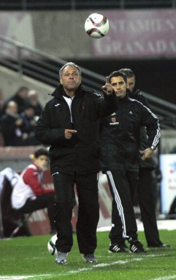 El entrenador del Granada, Joaquín Caparrós, durante el partido de dieciseisavos de final de la Copa del Rey ante el Córdoba que se disputa esta noche en el estadio Nuevo Los Cármenes, en Granada.