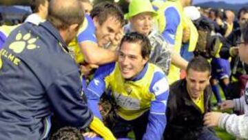 <b>UNIÓN. </b>Dani Fragoso celebra un gol con unos aficionados que ahora temen por la permanencia de su equipo.