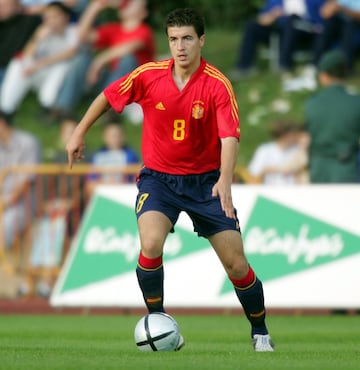 Con la selección sub-20 ha sido internacional en siete ocasiones y con la selección sub-21en doce ocasiones. 