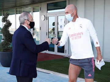Florentino Pérez saluda a Zidane. 