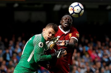 Momento en el que Ederson Moraes del Manchester City recibe una impresionante falta de Sadio Mane del Liverpool, que culmina con una tarjeta roja
