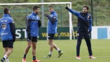 Víctor da órdenes durante el entrenamiento del Deportivo de la Coruña previo al encuentro de Copa del Rey ante el Mirandés