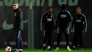 GRAF8392. BARCELONA, 30/10/2018.- El entrenador del FC Barcelona, Ernesto Valverde, durante el entrenamiento que el equipo azulgrana ha realizado en la ciudad deportiva Joan Gamper para preparar el partido de ida de dieciseisavos de final de la Copa del R