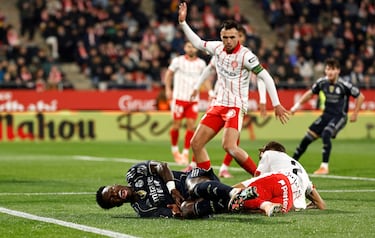 비니시우스는 휴고 린콘의 낮은 터치 이후 페널티 지역 안으로 떨어졌습니다.