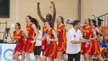 Las jugadoras de la Sub-17 celebran una acción.