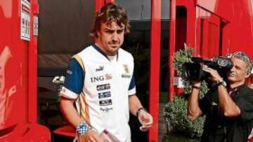 <b>FUTURO INCIERTO. </b>Alonso, saliendo de un camión de Ferrari.