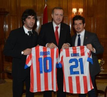 Junto a su compañero y compatriota Emre y el presidente turco Erdogan.