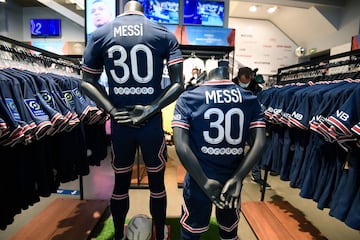 La camiseta de Leo Messi con el dorsal nº 30 en la tienda del club. 
