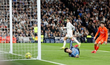 1-0. Gran pase de Trent Alexander-Arnold al área de la Real Sociedad. Gonzalo García, que se anticipa a su marcador, toca el balón sutilmente con su bota derecha y manda el balón al segundo palo, cruzado, para sorprender y superar a Alex Remiro.