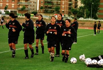 Un grupo de jugadoras de la Selección española de fútbol femenino durante un entrenamiento en Córdoba antes del clasificatorio para el Campeonato del Mundo.