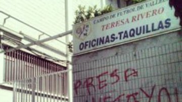 Pintada contra Presa en el estadio de Vallecas