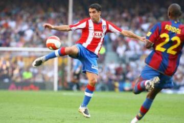 Raúl García con el balón ante Abidal en el partido de Liga contra el Barcelona en 2007.