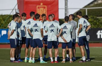 Luis Enrique y el grupo.