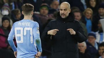 Guardiola, entrenador del Manchester City, habla con James Mcatee durante el partido de Champions contra el Sporting.