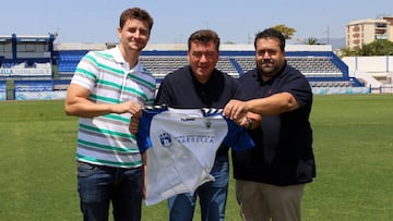 Alexander Grinberg (en el centro) con su entrenador, Padilla (a su derecha) y el nuevo secretario t&eacute;cnico, Antonio Ruiz Pardial (a su izquierda)