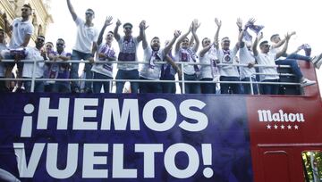 Los jugadores en autobús por las calles de Valladolid.