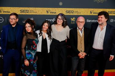 Los integrantes del programa radiófonico  Un libro, una hora (Cadena SER), posando en la alfombra roja de los Premios Ondas.