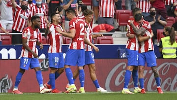 Los futbolistas del Atl&eacute;tico celebran el 1-0 de Correa al Elche.