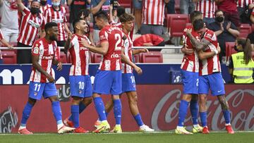 Los futbolistas del Atlético celebran el 1-0 de Correa al Elche.