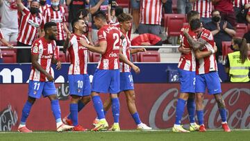 Los futbolistas del Atl&eacute;tico celebran el 1-0 de Correa al Elche.