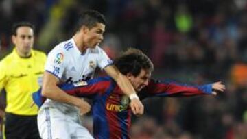 <b>RIVALES. </b>Cristiano y Messi pugnan por una pelota en uno de los Clásicos de la campaña pasada.