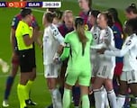 ¡Lío en el Real Madrid-Barça femenino! Vean los sucedido en un encontronazo de Misa con Pina que acabó en el suelo