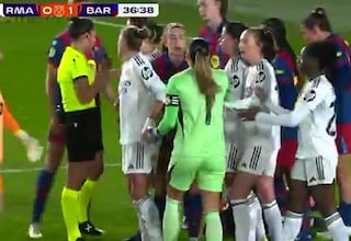 ¡Lío en el Real Madrid-Barça femenino! Vean lo sucedido en un encontronazo de Misa con Pina que acabó en el suelo