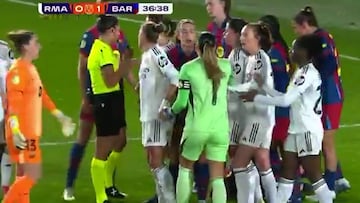 ¡Lío en el Real Madrid-Barça femenino! Vean lo sucedido en un encontronazo de Misa con Pina que acabó en el suelo