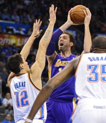 Pau Gasol lanza ante Steven Adams.