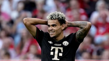 MUNICH (Germany), 07/08/2025.- Luis Diaz of Bayern Munich puts his hands on his head during the Telecom Cup soccer match between FC Bayern Munich and Tottenham Hotspur in Munich, Germany, 07 August 2025. (Alemania) EFE/EPA/RONALD WITTEK