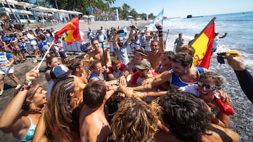 Los surfistas de la selecci&oacute;n espa&ntilde;ola celebran el oro conseguido en la carrera de relevos durante el Mundial de SUP y Paddleboard celebrado en El Salvador.