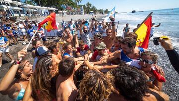 Los surfistas de la selección española celebran el oro conseguido en la carrera de relevos durante el Mundial de SUP y Paddleboard celebrado en El Salvador.