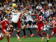 Varios defensas del Sevilla tratan de detener un ataque del Valencia.