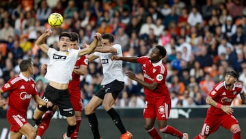 Varios defensas del Sevilla tratan de detener un ataque del Valencia.
