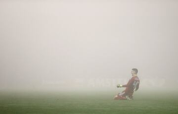 Dominik Livakovic, portero del Dinamo de Zagreb, celebra uno de los tres goles de su equipo bajo la niebla.