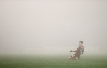 Dominik Livakovic, portero del Dinamo de Zagreb, celebra uno de los tres goles de su equipo bajo la niebla. 