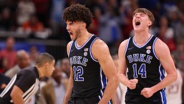 Cameron Boozer y su compañero Nikolas Khamenia celebran una canasta durante un Duke-Arkansas.